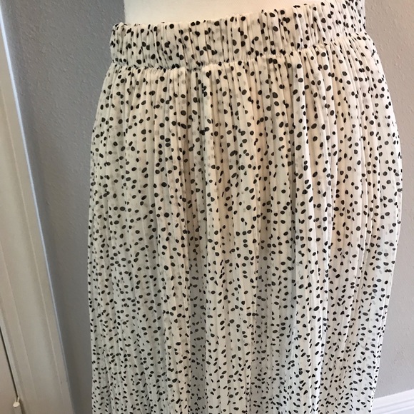 WD NY PolkaDot Pleated Skirt - Picture 8 of 9